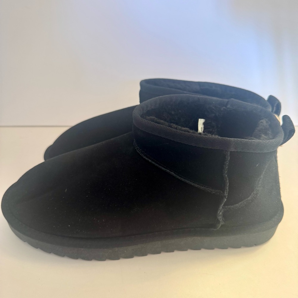 NWT. Cushionaire Hip 2 Cozy black Ankle Boots. Size 10M